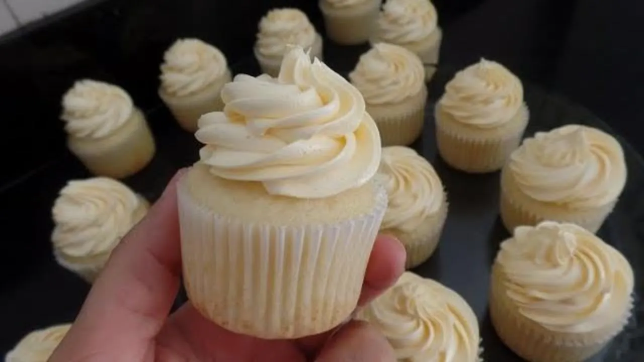PASSO A PASSO CHANTININHO, COLORAÇÃO E COBERTURA DE CUPCAKE. 