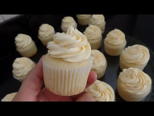CUPCAKE COM MASSA BRANCA E COBERTURA DE MARACUJÁ FAÇA PARA VENDER