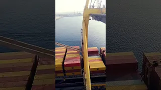 طريقة نقل البضائع في الميناء 