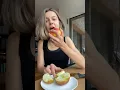 Download Lagu Cara makan buah apel di indonesia dan amerika #caramakanapel
