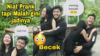 prank cewek cantik main game kalah di peluk duduk di paha