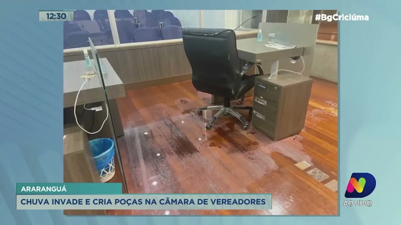 Chuva intensa cria poças na Câmara de Vereadores de Araranguá