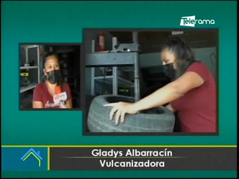 Entre tuercas y llantas está Gladys una mujer que ejerce el oficio de vulcanizadora