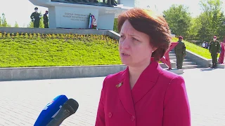 Оксана Фадина возложила цветы к памятнику труженикам тыла