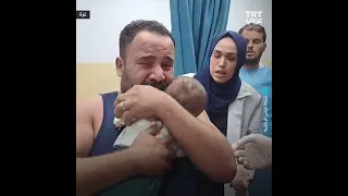 فرحة أب بالعثور على ابنه الرضيع حيا تحت الركام جراء القصف الإسرائيلي العنيف على قطاع غزة  فرحة أب بالعثور على ابنه الرضيع حيا تحت الركام جراء القصف الإسرائيلي العنيف على قطاع غزة