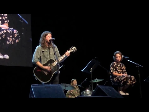 Download MP3 Dave Grohl and Daughters Violet and Harper sing The Sky is a Neighborhood