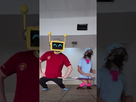 FUNBOT Baila la MACARENA en IRL!? #shorts #roblox