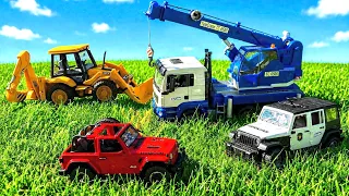 How cars help each other. A great salvation with Crane Truck and Excavator