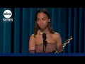 Download Lagu Oscars 2025: Zoe Saldaña wins her first Academy Award for best supporting actress in 'Emilia Pérez'