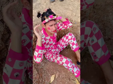 kacamata nya ada di si perimerah