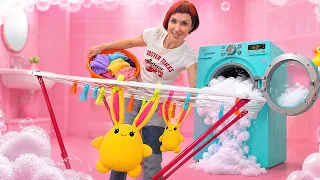 Lucky, Minimi ve Maria çamaşır yıkıyor | Banyo ve çamaşır zamanı