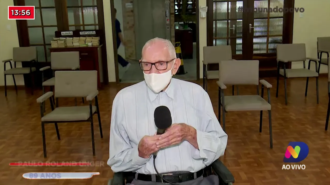 Vacinação contra a Covid-19: Professor de 89 anos é o primeiro idoso a ser imunizado, em Joinville