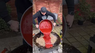 چهارصد کیلو ماکارونی درست کردیم و پخش کردیم تو خیابون دندنها