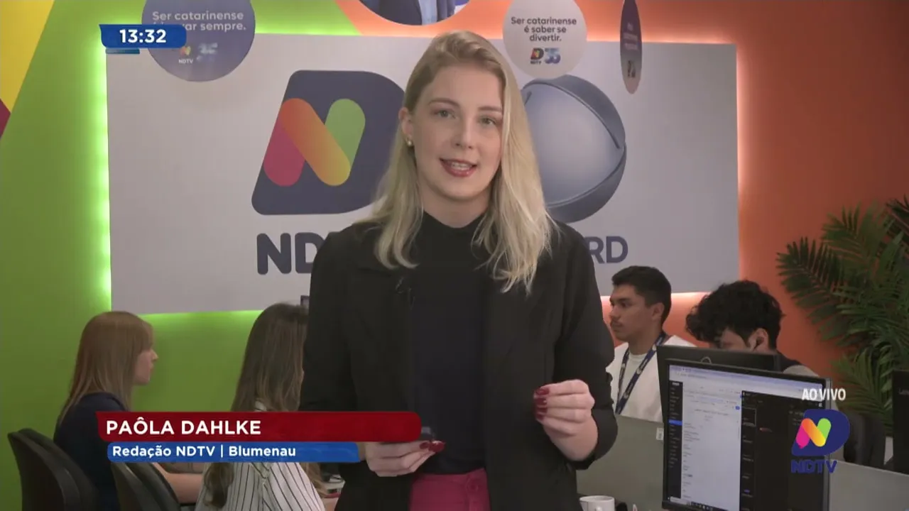 Câmera flagra acidente entre moto e van que matou mulher em Ilhota