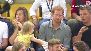 طفلة تأكل مع الامير هاري ابن الاميرة ديانا و شاهد رده فعل الامير 