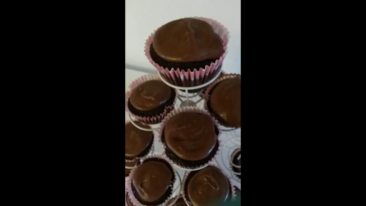 CUPCAKES DE CHOCOLATE (SEM AÇÚCAR, SEM MANTEIGA E COM FARINHA INTEGRAL)