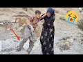 Download Lagu Van stro tot empathie: het verhaal van Abbas en Ruqiyehs gewonde been in de hut