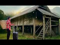 Download Lagu Volledige video | Alleenstaande moeder veranderde een verlaten boswoning in een droomhuis.