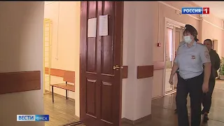 Первомайский районный суд начал рассматривать уголовное дело в отношении омички, которая представлялась работницей Министерства труда