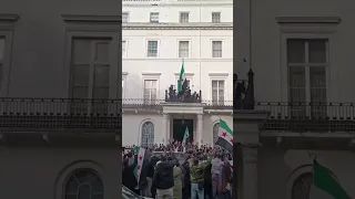 رفع العلم السوري فوق مبنى السفارة السورية في لندن بمشاركة وزير الخارجية أسعد الشيباني 