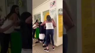 امهات يقتحمن روضة اطفال بعد علمهم ان المعلمة تعذب اطفالهم 