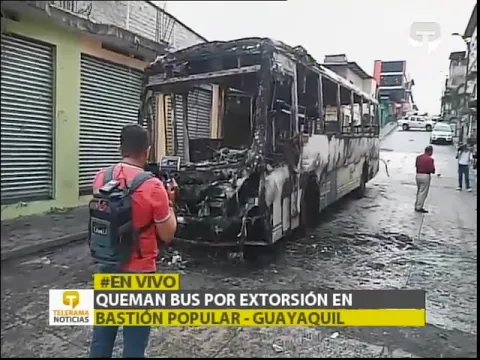 Queman bus por extorsión en Bastión Popular