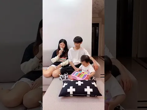 爸爸媽媽背著孩子偷吃零食，孩子的反應是怎麼做到全國統一的😂