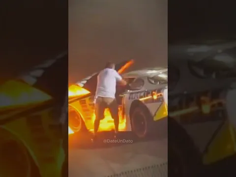 Salvó a su hijo de un auto de carreras en llamas… ¡Y fue castigado por hacerlo! 🏎️🔥