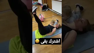 شاهد المرأة وهي ترضع ابنها أثناء التمرين دندنها