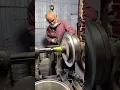 Download Lagu Maestro tornero fabricando un molde de aluminio con precisión milimétrica.