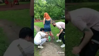 مقلب مؤلم لهذه الفتاه  مقلب مؤلم لهذه الفتاه