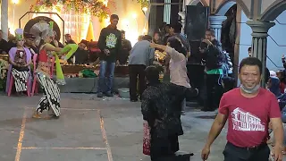 penonton saking nikmatnya dengan gending lengger margo mulyo jadi pada kesurupan 
