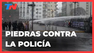 INCIDENTES EN EL CONGRESO: Manifestantes rompen bancos y veredas para tirarle piedras a la policía