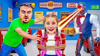 EYVAH ROBOT GARSON BİZİ HAPSETTİ ‼️ 