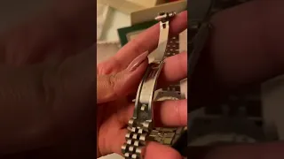 أختام ساعة رولكس الأصلي تساوي آلاف الدولارات 