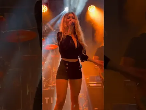 Lidija Bacic Lille on stage (shorts, Vino rumeno)