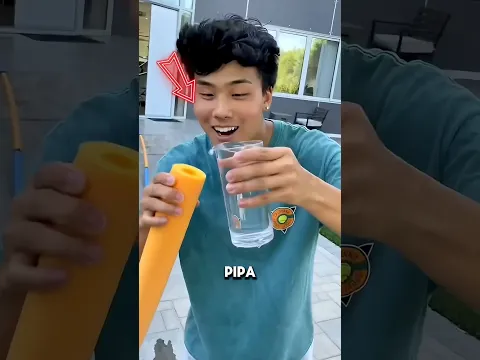 Cowok ini kasih air ke saudaranya di kolam renang lewat pipa.