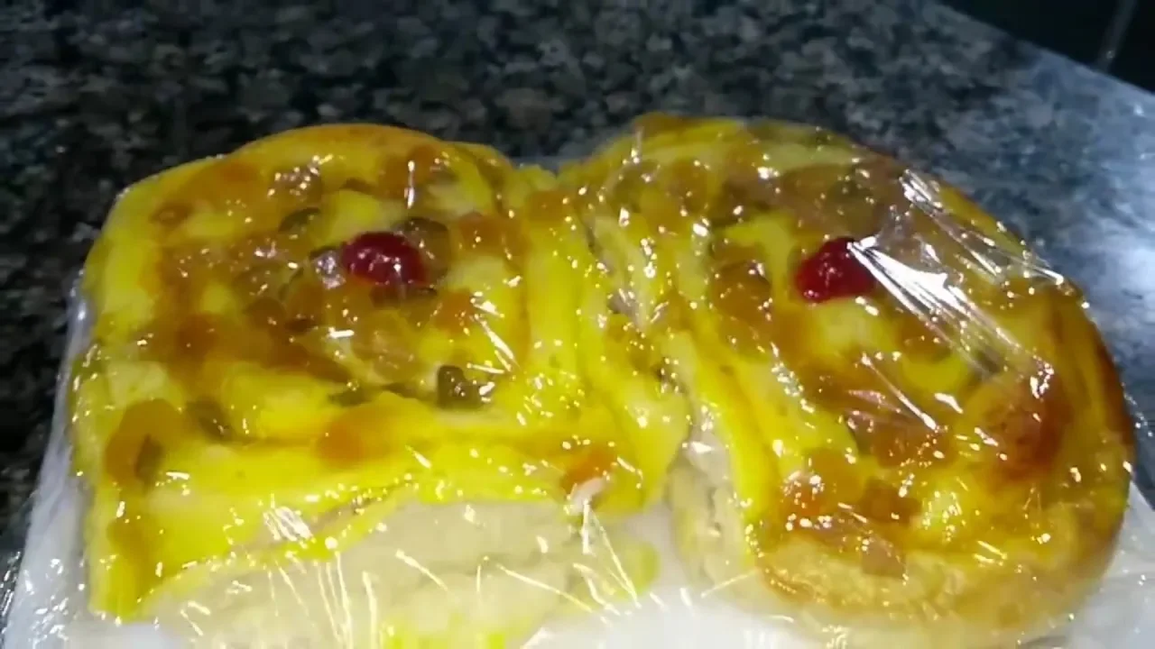 RECEITA DE ROSCA  NATALINA COM FRUTAS CRISTALIZADAS E GOTAS DE CHOCOLATE