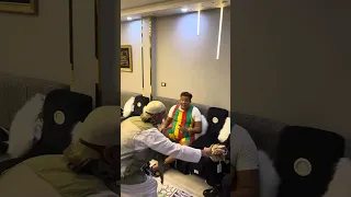 حمو بيكا جاب لعمر كمال واحد يلبسه    شوفوا جاب مين دندنها