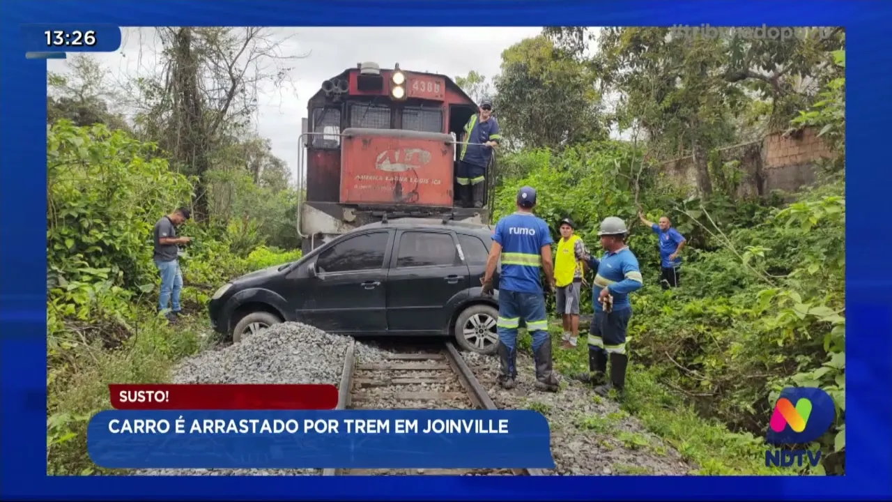 Susto! Carro é arrastado por trem em Joinville