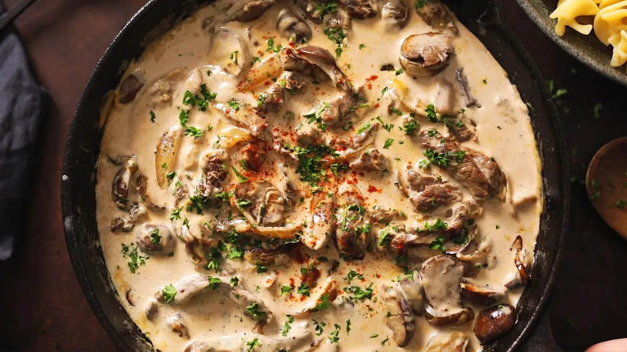 Slow Cooker Beef Stroganoff {EASIEST WAY TO MAKE IT!}. 