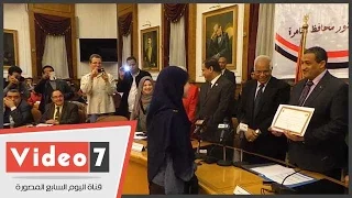 بالفيديو طالبة ترفض مصافحة محافظ القاهرة أثناء تكريمها بالمسابقة الدينية 