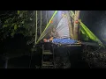 Camping hujan deras // mendirikan rumah pohon di atas sungai dan menyelam menembak ikan untuk lauk