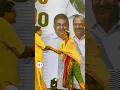 Download Lagu കയ്യിലെ മൈക്ക് ബഹുമാനത്തോടെ എംജി ശ്രീകുമാർ ചേട്ടന് കൊടുക്കുന്ന ശോഭന ചേച്ചി #reels #love #shotrs