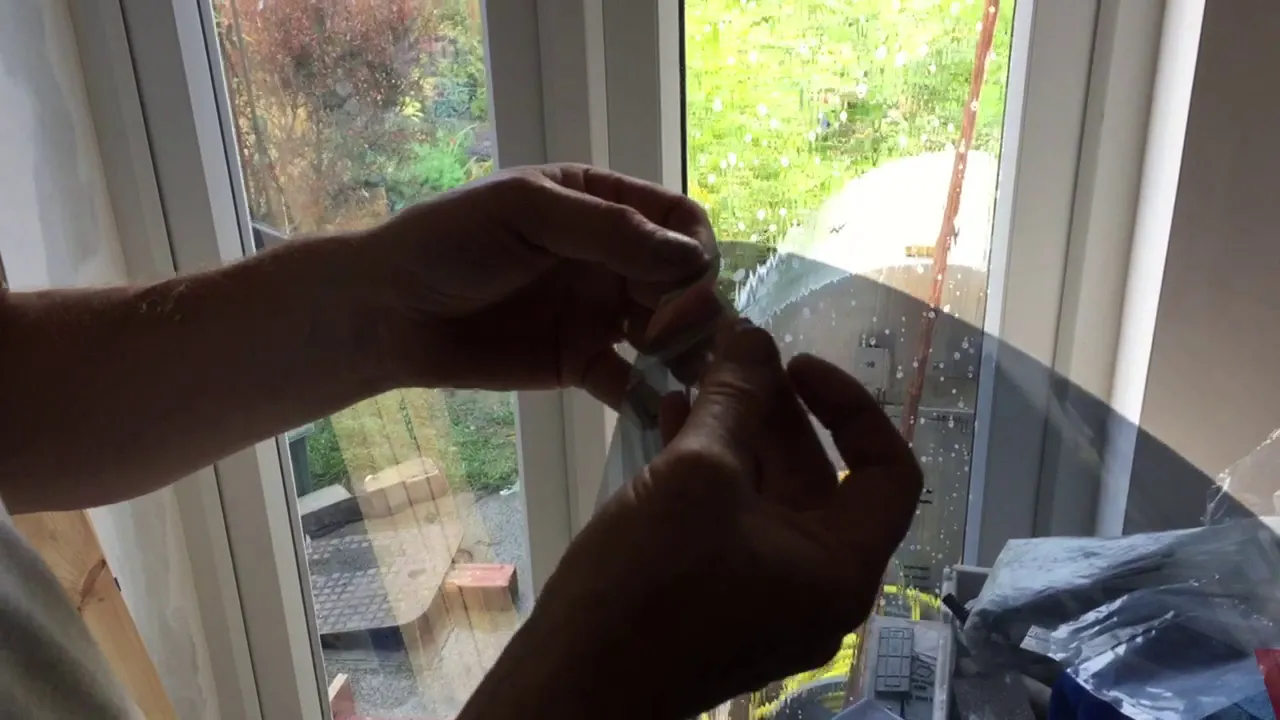 This video provides a description and demonstration on how to apply 3M Thinsulate Window Film correc. 