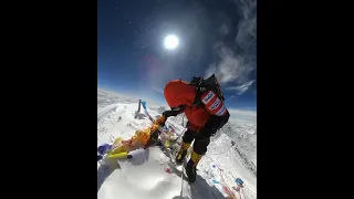 Alpinista Chegando Ao Topo Do Everest  Alpinista Chegando Ao Topo Do Everest