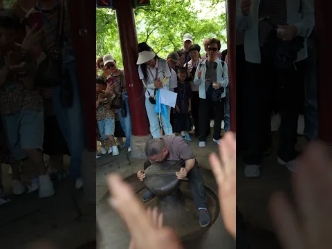The craftsman lifted an iron block weighing over 160 kilograms.