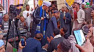 الشيخ عاطف الهوي يعلم ابنه الذكر 