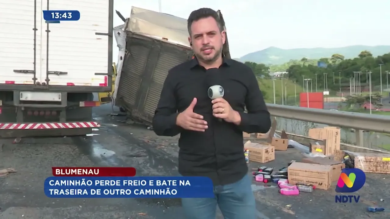 Caminhão que carregava óleo perde freio e bate em traseira de outro caminhão em Blumenau
