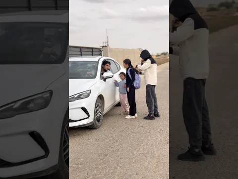 سألها سؤالًا بسيطًا ثم رحل لكنها فتحت الحقيبة واكتشفت ما فعله الرجل من أجلها 🥺💰